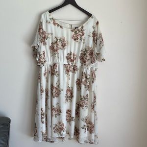 Torrid size 4 White Floral Flowy Dress